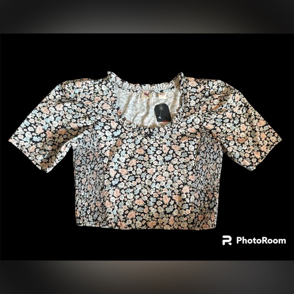 **3 for $50** 
Levi’s Floral smocked-side crop top - Picture 2 of 5